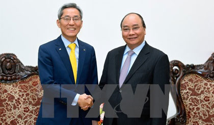 Thủ tướng Nguyễn Xuân Phúc tiếp ông Yoon Jong-kyoo, Chủ tịch Tập đoàn Tài chính KB Kookmin (Hàn Quốc). Ảnh: Thống Nhất/TTXVN