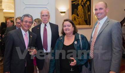 Đại sứ Phạm Quang Vinh (ngoài cùng bên trái) cùng các cố vấn Quốc hội Hoa Kỳ. (Ảnh: Thanh Tuấn/Vietnam+)