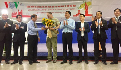 The welcome ceremony for the first e-visa visitor to Vietnam. (Source: vov.vn)