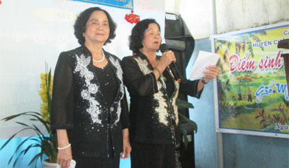 Twin sisters Thanh Truc - Thanh Phuoc exchange their composing poems.