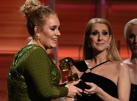 Diva Celine Dion (phải) trao giải Grammy Ca khúc của năm do Adele. Nguồn: AFP