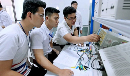 Electronics-Telecommunications students of Đà Nẵng University of Science and Technology in an experiment. — VNA/VNS