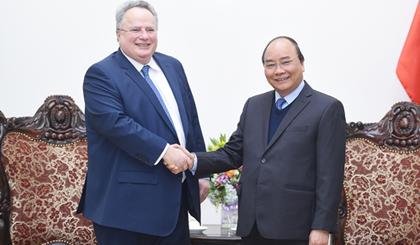 Prime Minister Nguyen Xuan Phuc (R) and Greek Foreign Minister N. Kotzias (Source: VNA)  