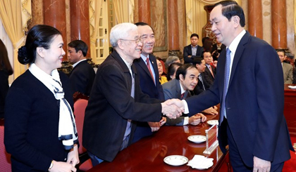 President Tran Dai Quang (R) shakes hands with participants in the meeting (Photo: VNA) 