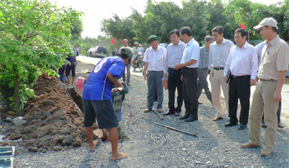 Đại biểu tham quan công trình thi công đường ống dẫn nước bổ cấp nước ngọt phục vụ nhân dân huyện Tân phú Đông.
