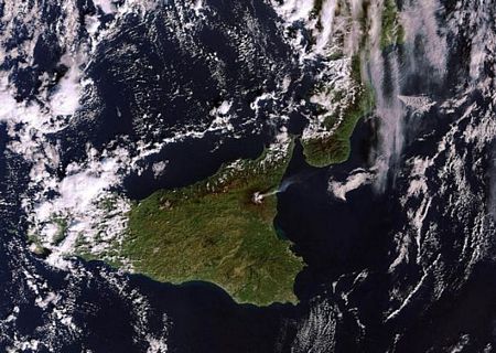 Núi lửa Etna ở Sicily, Italia đang nhả khói bụi lên bầu trời.