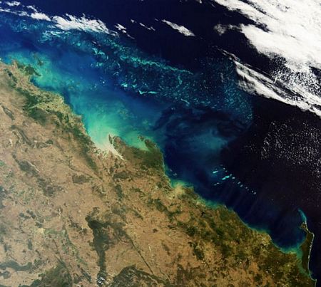 Rặng san hô Great Barrier Reef ngoài khơi bờ biển Queenland, đông bắc Australia - 1 trong 7 kỳ quan thiên nhiên mới của thế giới. 