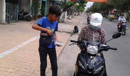 Trẻ em đi bán vé số là hình ảnh rất dễ dàng bắt gặp tại nhiều nơi trong tỉnh. 