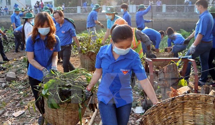 Local youngsters in Ho Chi Minh City clean up canals during Action month for the environment 2016 (Photo: VNA)