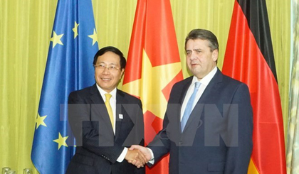 Deputy Prime Minister and Foreign Minister Pham Binh Minh (L) meets German Foreign Minister Sigma Gabriel on the sidelines of the G20 Foreign Ministers' Meeting  (Photo: VNA)