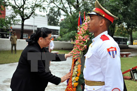 Phó Chủ tịch Quốc hội Việt Nam đến dâng hoa tại tượng đài Chủ tịch Hồ Chí Minh tại thủ đô La Habana. Ảnh: Lê Hà/TTXVN
