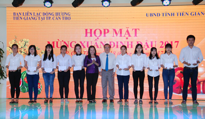 Ông Phạm Anh Tuấn, Tỉnh ủy viên, Phó Chủ tịch UBND tỉnh trao học bổng cho sinh viên Tiền Giang.