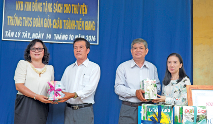 Đại diện NXB Kim Đồng tặng sách cho Phòng GD-ĐT huyện Châu Thành và Trường THCS Đoàn Giỏi.