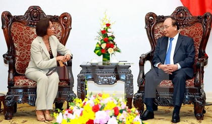 PM Nguyen Xuan Phuc (right) receives newly appointed Timor Leste Ambassador to Vietnam Pascoela Barreto dos Santos. (Photo: VNA)