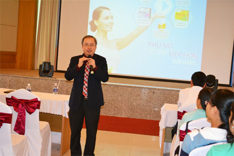 PGD, TS Huỳnh Văn Bá, Trưởng bộ môn Da liễu Trường Đại học Y Dược Cần Thơ, Phó Chủ tịch Hội Da liễu Việt Nam chia sẻ nhiều kiến thức về chăm sóc da tại buổi tọa đàm.