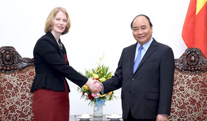 Thủ tướng Nguyễn Xuân Phúc tiếp Đại sứ New Zealand Wendy Irene Matthews. Ảnh: VGP/Quang Hiếu