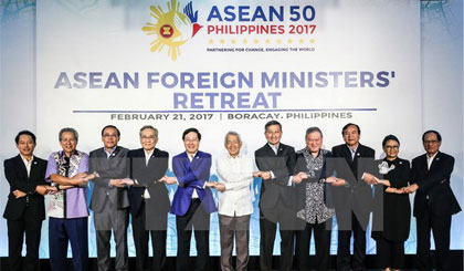 Các Ngoại trưởng ASEAN tại Hội nghị hẹp các Bộ trưởng Ngoại giao ASEAN ở Boracay ngày 21/2. Nguồn: EPA/TTXVN