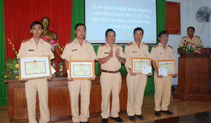 Đại tá Trần Hoài Bảo - Trưởng Phòng CSGT đường bộ, CATG trao Giấy khen của Giám đốc CATG tặng các cá nhân lập thành tích xuất sắc trong công tác.