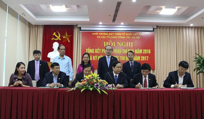 At the signing ceremony for the mutual agreement on emulation for 2017 among VFFCC and five sociopolitical organisations (Credit: doanthanhnien.vn)
