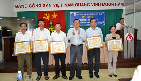 Ông Lê Văn Nghĩa, Phó Chủ tịch UBND tỉnh trao Bằng khen cho các cá nhân có nhiều đóng góp trong việc thực hiện các chương trình tín dụng chính sách vào ngày 23-2.