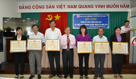 Ông Lê Văn Nghĩa, Phó Chủ tịch UBND tỉnh trao Bằng khen cho các cá nhân có nhiều đóng góp trong việc thực hiện các chương trình tín dụng chính sách vào ngày 23-2.