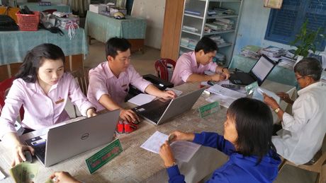 Giao dịch tại xã của nhân viên Ngân hàng CSXH Chi nhánh Tiền Giang.