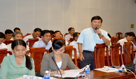 PGS.TS Nguyễn Duy Cần, Trưởng Khoa Phát triển nông thôn (Trường Đại học Cần Thơ) trình bày tham luận tại Hội thảo khoa học. 