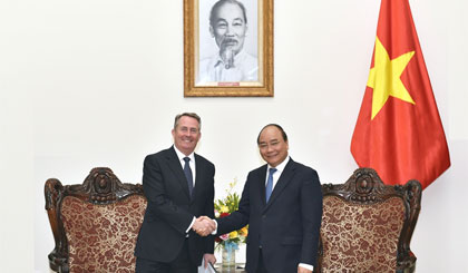 Thủ tướng Nguyễn Xuân Phúc tiếp Bộ trưởng Thương mại quốc tế Vương quốc Anh và Bắc Ireland. Ảnh: VGP/Nhật Bắc