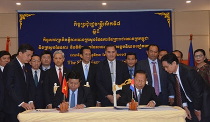 Vietnamese Minister of Planning and Investment Nguyen Chi Dung (right) and his Cambodia counterpart signed the document of the meeting. (Source: VNA)