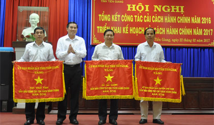 Chủ tịch UBND tỉnh Lê Văn Hưởng tặng Cờ thi đua cho các đơn vị đạt thành tích năm 2016.