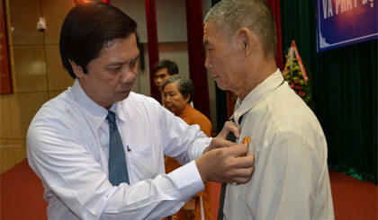 ông Nguyễn Văn Danh, Bí thư Tỉnh ủy, Chủ tịch HĐND tỉnh gắn Huân chương Độc lập hạng ba cho các cá nhân tại hội nghị