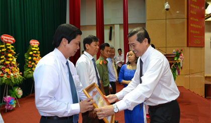 Thừa ủy quyền của Thủ thướng Chính phủ, ông Lê Văn Hưởng, Phó Bí thư Tỉnh ủy, Chủ tịch UBND tỉnh trao bằng khen của Thủ thướng Chính phủ cho các tập thể, cá nhân tại hội nghị