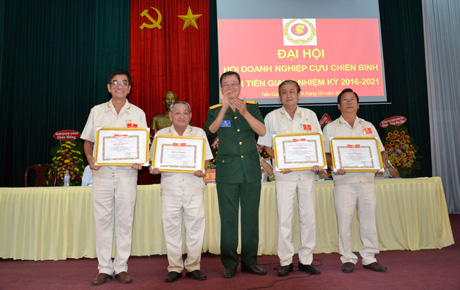 Đại tá Lê Dũng trao Bằng khen của Hội Cựu chiến binh Việt Nam cho các cá nhân.