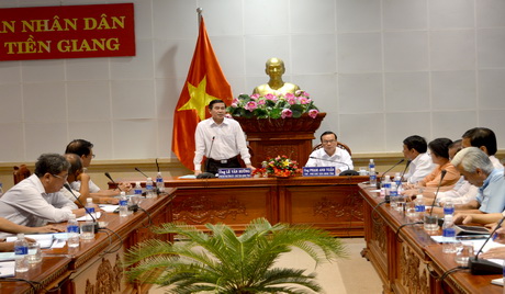 Chủ tịch UBND tỉnh Lê Văn Hưởng phát biểu tại Hội nghị. 