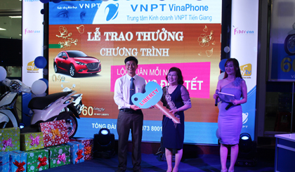 Ông Trịnh Quốc Khánh, Phó Giám đốc kinh doanh VNPT trao thưởng cho khách hàng may mắn.