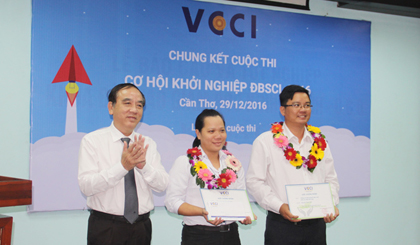 Director of VCCI-Can Tho branch Vo Hung Dung rewards two projects won the third prize at the Mekong Start-up contest 2016.