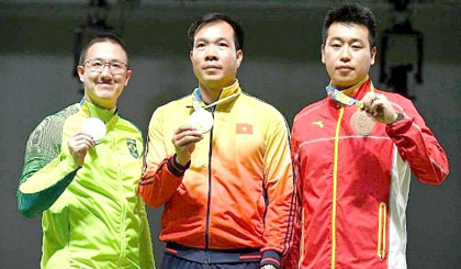 Olympic champion Hoang Xuan Vinh (centre) will have the chance to resume competition against Olympic opponent, Brazilian Felipe Almeida Wu (left) in New Delhi.