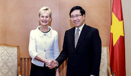 Deputy PM and FM Pham Binh Minh receives Governor of Sweden’s Ostergotland region Elisabeth Nilsson. (Credit: VGP) 