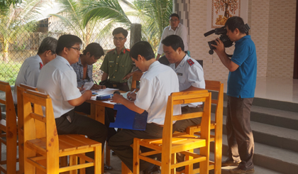 Đội kiểm tra liên ngành lập biên bản vi phạm về tiếng ồn ở khu phố 1, thị trấn Mỹ Phước, huyện Tân Phước.
