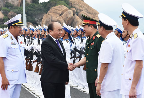 Thủ tướng thăm hỏi, động viên cán bộ, chiến sĩ quân chủng Hải quân. Ảnh: VGP/Quang Hiếu