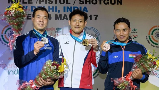 Hoàng Xuân Vinh (bên trái) chỉ giành được huy chương bạc. (Nguồn: ISSF)