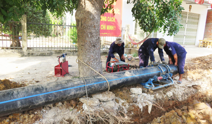Lắp đặt tuyến ống chuyển tải cấp nước trên đường tỉnh 877B