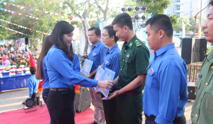 Chị Nguyễn Thị Uyên Trang, Bí thư Tỉnh Đoàn, trao bảng công trình thanh niên các đơn vị Đoàn.