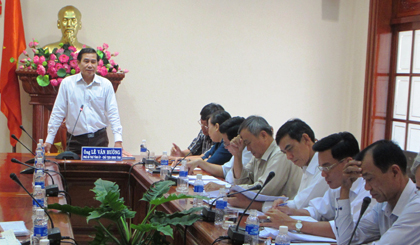Ông Lê Văn Hưởng, Chủ tịch UBND tỉnh chỉ đạo các ngành liên quan rà soát lại 2 vụ việc nêu trên.