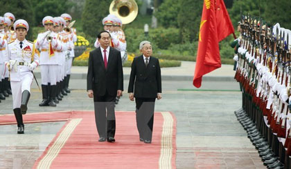 President Tran Dai Quang (L) and Japanese Emperor Akihito at the welcome ceremony in Hanoi (Photo: VNA)
