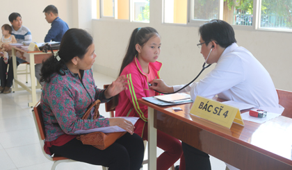 Tien Giang provincial Communist Youth Union coordinates Ho Chi Minh city Cho Ray Hospital in screening examination heart disease for more than 100 children and the elderly.