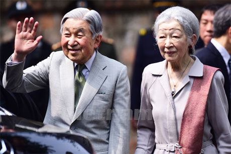 Sáng 2-3, Nhà vua và Hoàng hậu Nhật Bản đã đến thăm Di tích lịch sử Văn Miếu - Quốc Tử Giám. (Ảnh: Minh Sơn/Vietnam+)
