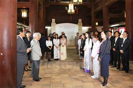 Tại đây, Nhật hoàng Akihito và Hoàng hậu đã gặp gỡ các cựu du học sinh Việt Nam tại Nhật Bản. (Ảnh: Minh Sơn/Vietnam+)