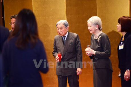 Sáng cùng ngày, Nhật hoàng Akihito và Hoàng hậu cũng đã có gặp gỡ các gia đình người Nhật sinh sống và làm việc tại Việt Nam. (Ảnh: Minh Sơn/Vietnam+)