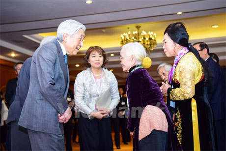 Nhật hoàng Akihito cùng Hoàng hậu đã gặp gỡ 16 người, là vợ con của cựu lính Nhật Bản từng tham chiến tại Việt Nam trong Thế Chiến II. (Ảnh: Minh Sơn/Vietnam+)